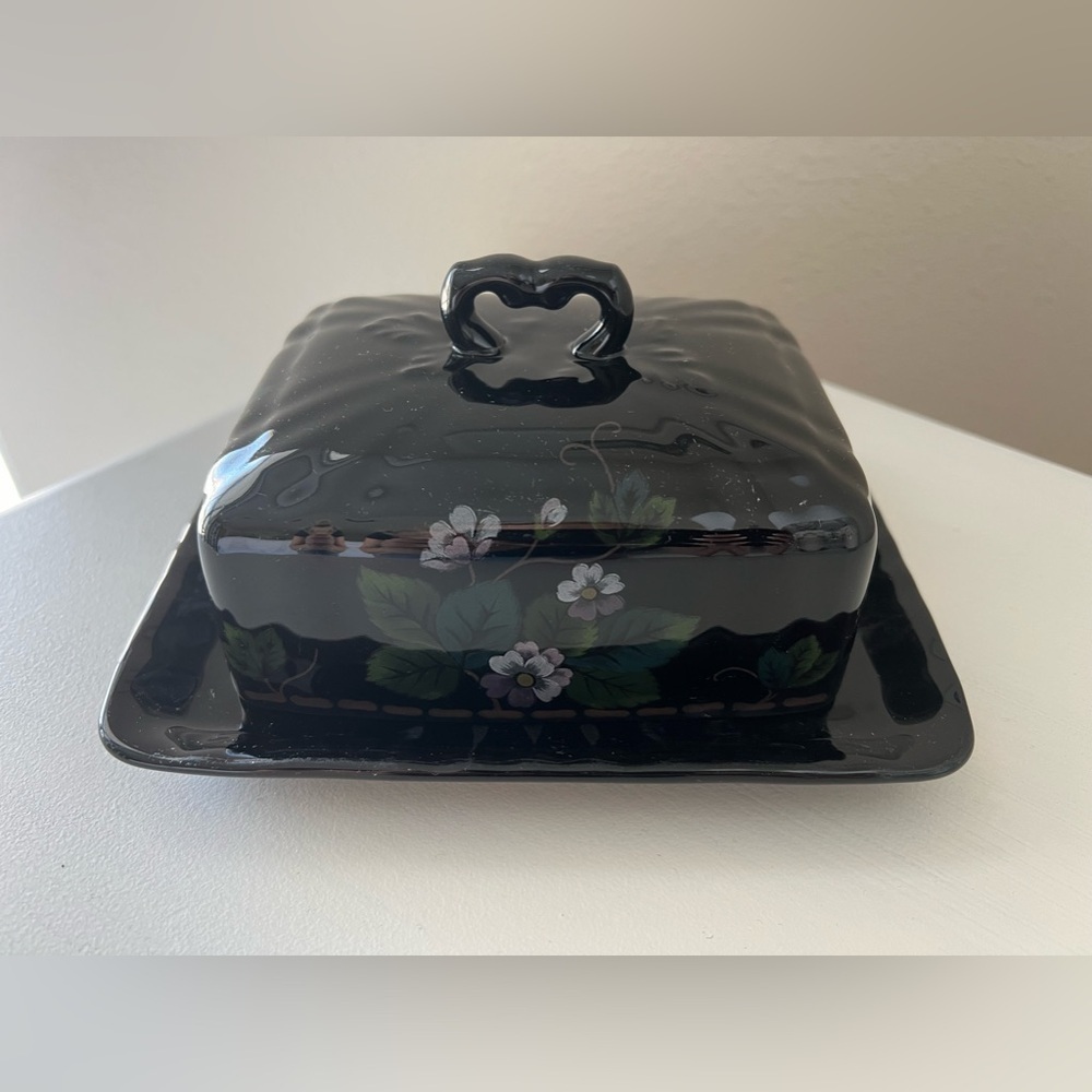 Oscar De La Renta | Small Covered Dessert Plate | Black Floral Manor Lane